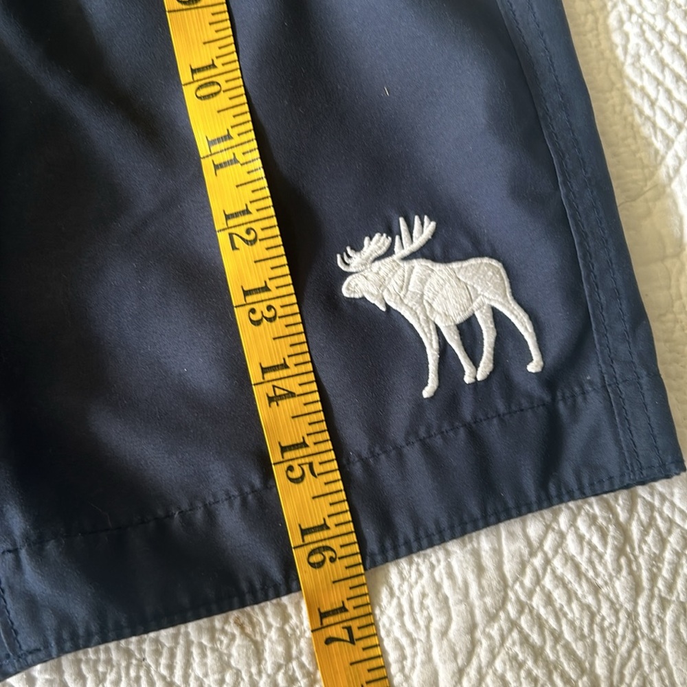 Abercrombie Kids boys navy swim trunks. Excellent. Size M. Back pocket - Picture 8 of 10
